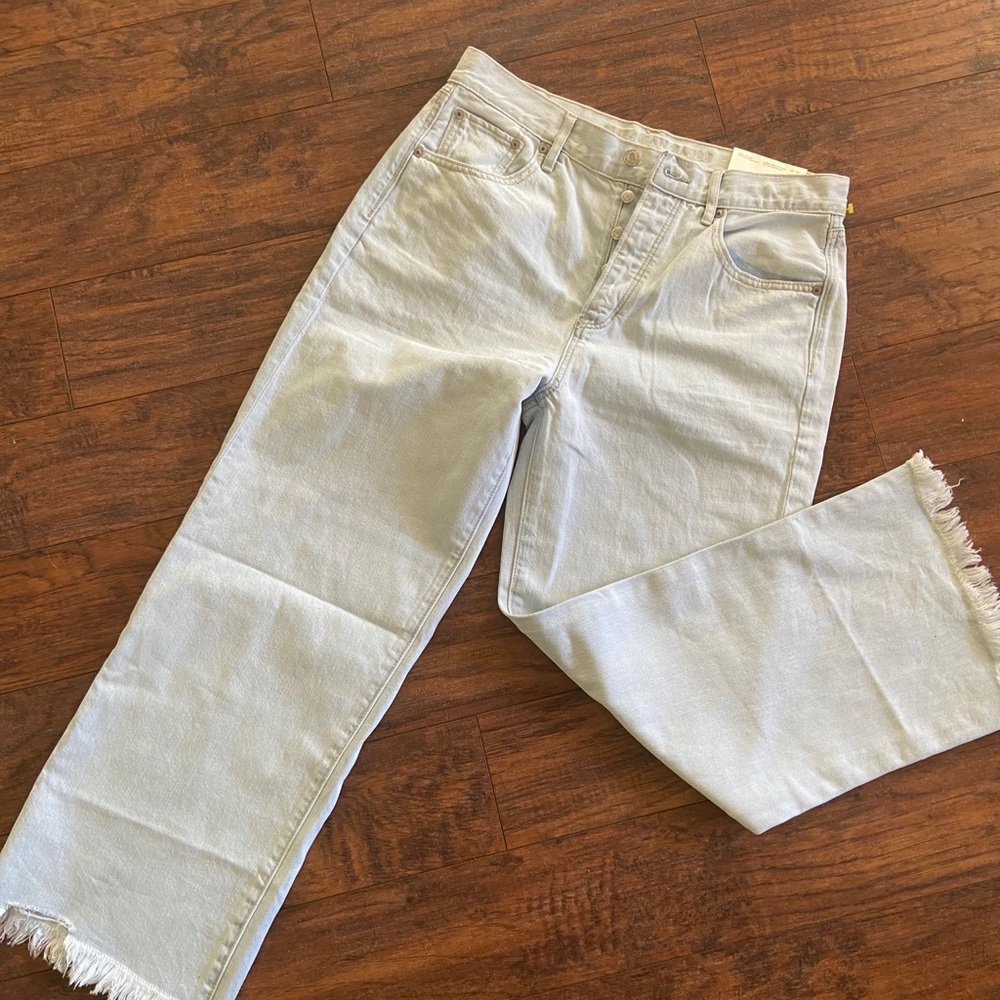 Super cute high waisted, light washed blue jeans